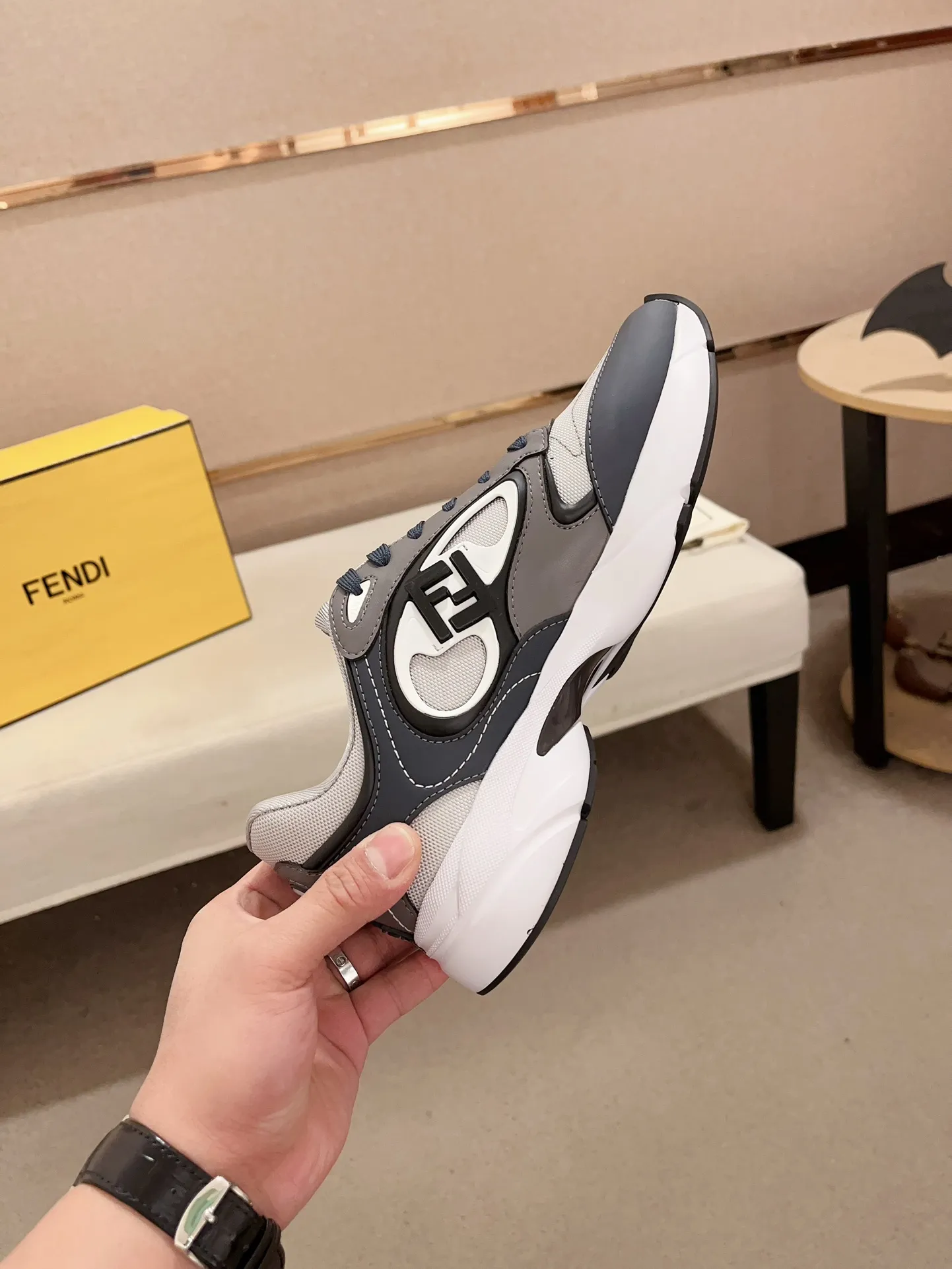 Men's shoes💰: 760💰(Higher version) [Fendi] Fendi's latest casual shoes for men! Available at counters simultaneously! A one-to-one replica of the original. Made entirely of imported top-grain calfskin, the interior is made of top-grain water-dyed cowhide, and the original factory-supplied rubber outsole. Leading new fashion concepts. Matching code: 39-44. 38.45 can be customized and cannot be returned or exchanged!